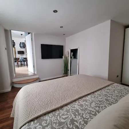 Arena Design With Free Private Parking And With A Terrace * 풀라